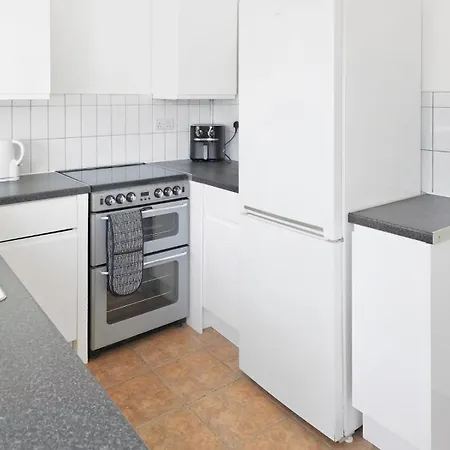 Hébergement de vacances Spacious 3-bedroom House With Free Parking & Wi-fi *