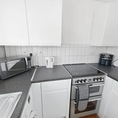 Spacious 3-bedroom House With Free Parking & Wi-fi Hébergement de vacances *