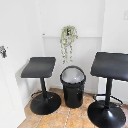 Spacious 3-bedroom House With Free Parking & Wi-fi *