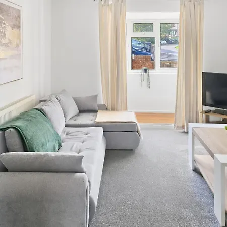 Spacious 3-bedroom House With Free Parking & Wi-fi Hébergement de vacances Bristol