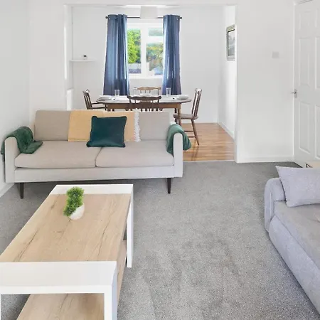 Spacious 3-bedroom House With Free Parking & Wi-fi Hébergement de vacances Bristol