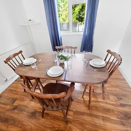 Hébergement de vacances Spacious 3-bedroom House With Free Parking & Wi-fi *