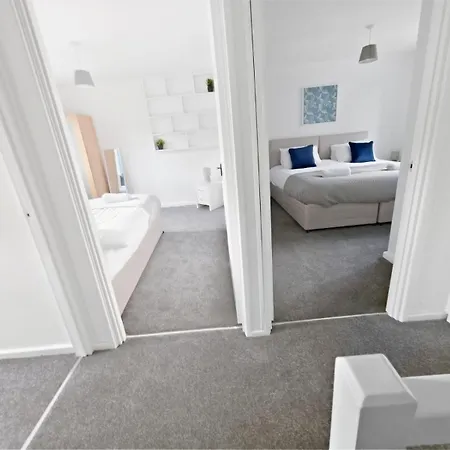 Spacious 3-bedroom House With Free Parking & Wi-fi Hébergement de vacances