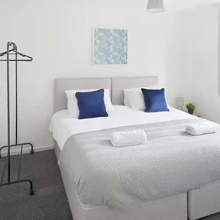 Spacious 3-bedroom House With Free Parking & Wi-fi Hébergement de vacances *