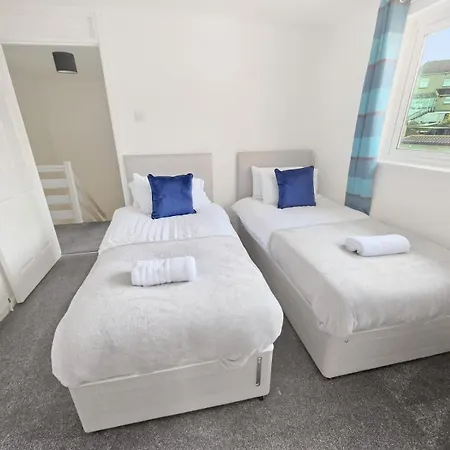 Spacious 3-bedroom House With Free Parking & Wi-fi Hébergement de vacances Bristol