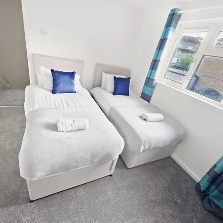 Hébergement de vacances Spacious 3-bedroom House With Free Parking & Wi-fi