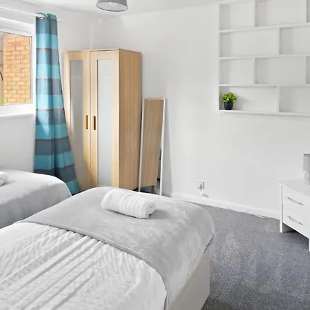 Spacious 3-bedroom House With Free Parking & Wi-fi Hébergement de vacances