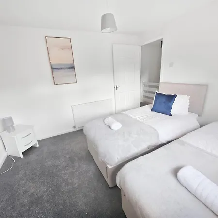Spacious 3-bedroom House With Free Parking & Wi-fi Hébergement de vacances *