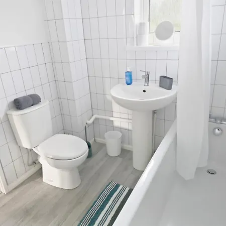 Hébergement de vacances Spacious 3-bedroom House With Free Parking & Wi-fi