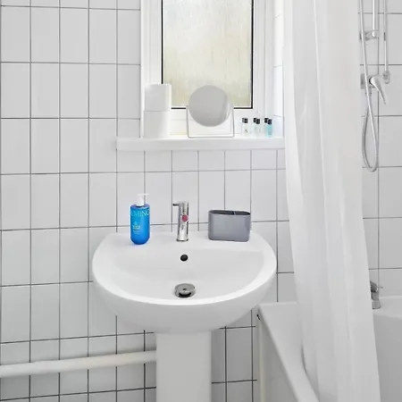 Spacious 3-bedroom House With Free Parking & Wi-fi *