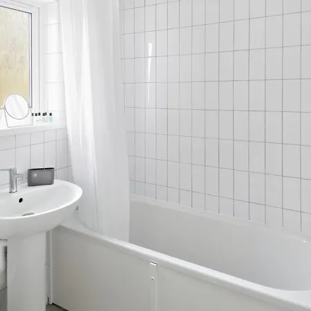 Hébergement de vacances Spacious 3-bedroom House With Free Parking & Wi-fi *