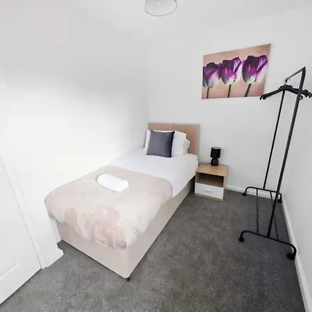 Spacious 3-bedroom House With Free Parking & Wi-fi * Bristol
