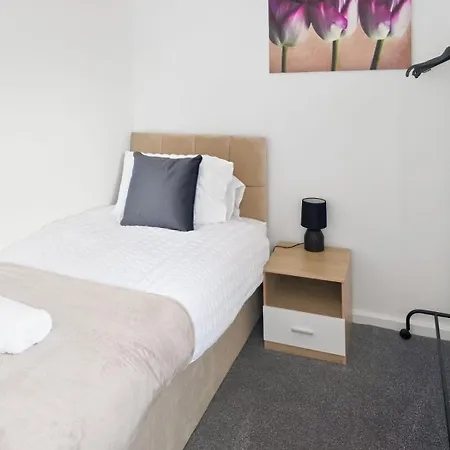 Spacious 3-bedroom House With Free Parking & Wi-fi *