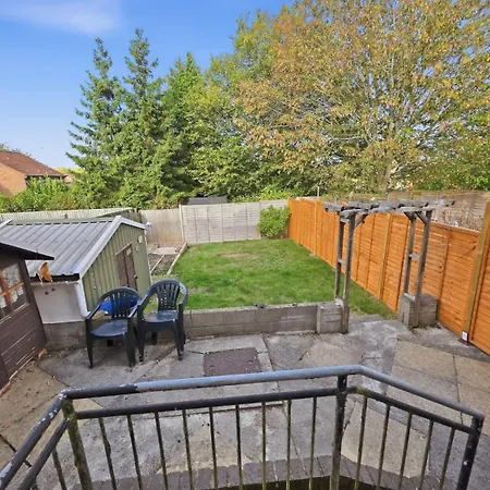 Spacious 3-bedroom House With Free Parking & Wi-fi Hébergement de vacances *