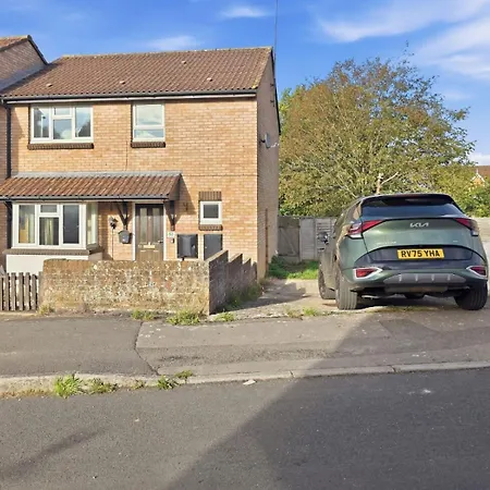 Hébergement de vacances Spacious 3-bedroom House With Free Parking & Wi-fi *